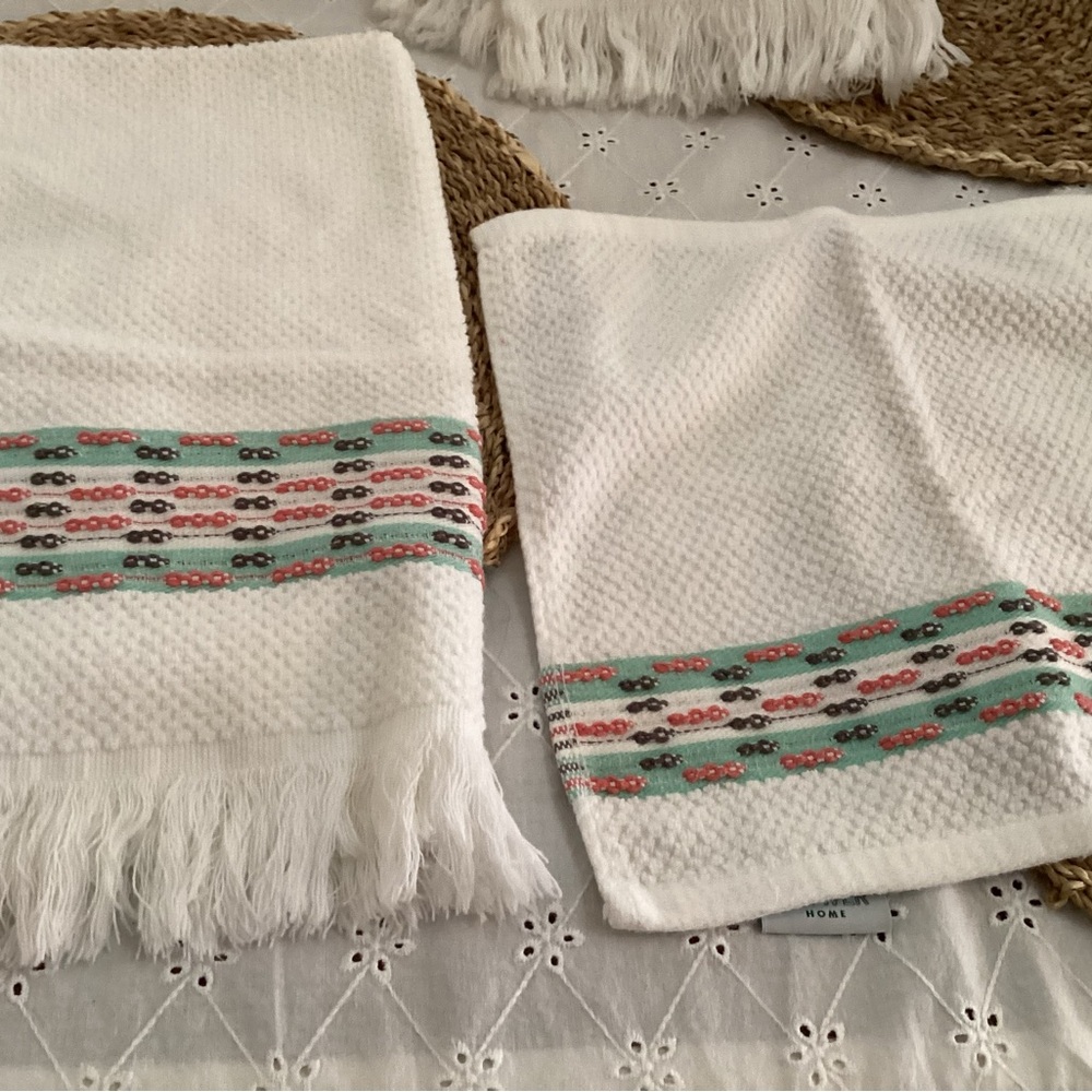 Patterned White Hand Towels